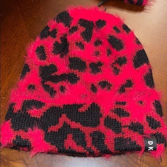 NWOT DKNY animal print red black knit fuzzy hat - Picture 2 of 4